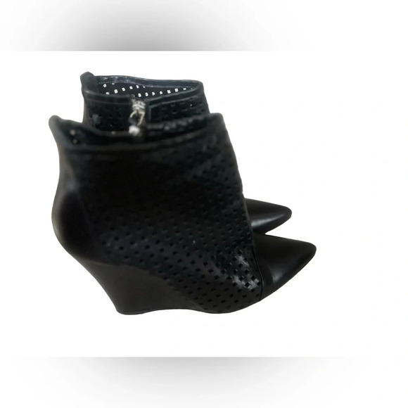 Sandro Black perforated leather laser cut booties excellent condition size 7.5 - Picture 6 of 8